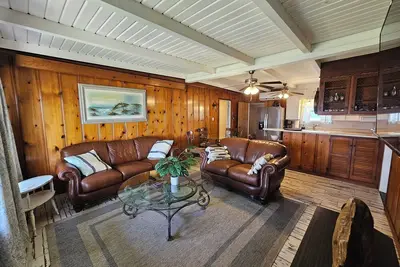Image de Walking distance to food, ice, bars, 3-bedroom 2 ba house in Matagorda sleeps 8