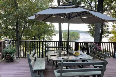 Image de Candlewood Lake House - 60 miles to Nyc - Amazing deck, nature, views
