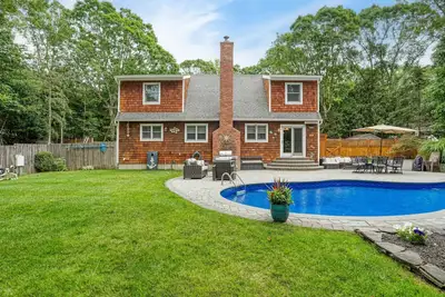 Image de East Hampton Escape with Private Pool, Expansive Yard & Minutes to Beaches. . .