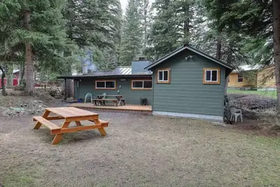 Image de Wood Den rustic lake cabin, deck & mountain views