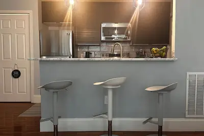 Image de 2 Bedroom Apt in the heart of Atlanta with Wi-Fi and Ev charging station!
