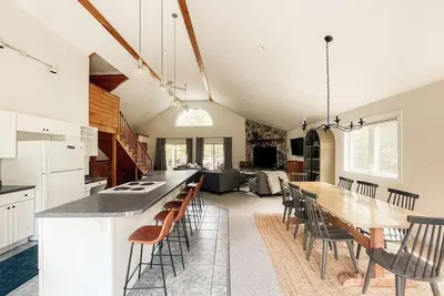 Image de The Lodge at Moose Pond & Pleasant Mtn Sleeps 20