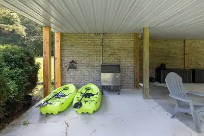 Image de Welcome to The Lazy Buoy, a peaceful getaway nestled on the shores of Smith Lake