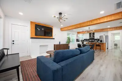 Image de Chic 3br Bungalow w/ Screened Porch & Patios