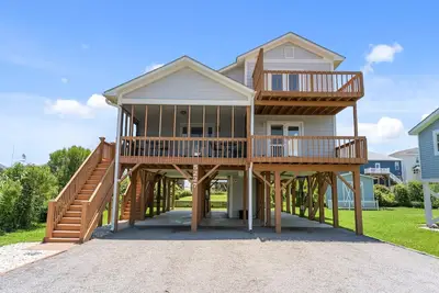 Image de Shooting Star Beachhouse: A spacious 1700 sq ft, 4-bedroom retreat in Oak Island