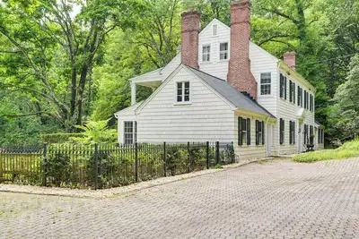 Image de 16 Mi to Baltimore: Spacious Home in Owings Mills!
