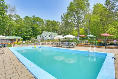 Image de 6 Mi to Bethel Woods: Cabin w/ Pool Access