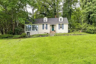 Image de Near Shops & Parks: Dog-Friendly Maryland Gem
