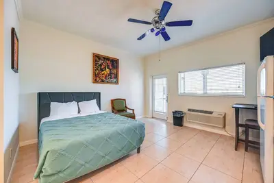 Image de Sail + Soak: Naples Condo w/ Heated Pool Access