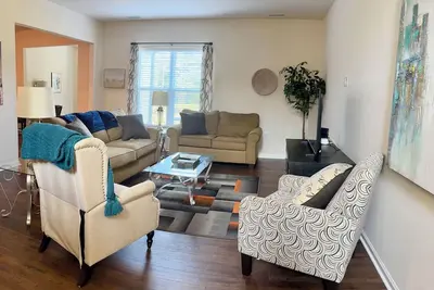 Image de Cozy convenient family-sized townhouse. 5-15 minutes to Shops, Rtp, Unc, Duke