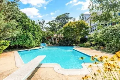 Image de Charming bungalow with pool! Walk to Front Beach and shops! Sep-Oct Availability