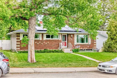 Image de \"Transit-friendly, Cozy Retreat in Southeast Calgary\"