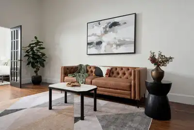 Image de Prime Location & Full Renovations! Steps to Riverwalk, Dining & Nightlife!