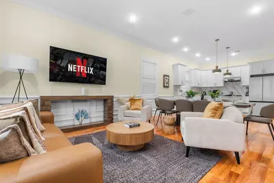 Image de Luxe new 4br 3ba+game room+free parking