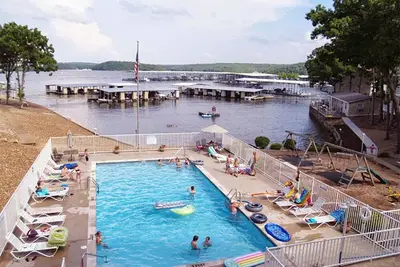 Image de Lake + Pool Views 2br Cozy Getaway in Osage Beach Steps to Fun & Sun & Sand
