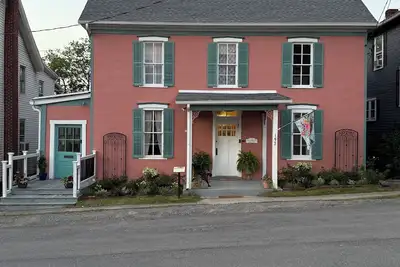 Image de Restored 1870s 4br, 2. 5 bath, formal dining, in the heart of Berkeley Springs