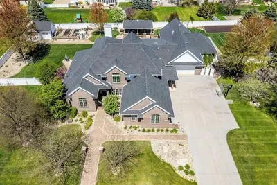 Image de Spacious Family Retreat in Waterloo with Pool & Theater