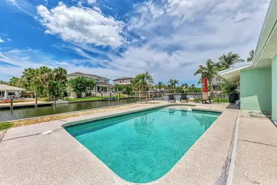 Image de Bikini Tini Time | Siesta Canal Home w/ Saltwater Pool & Sunset Martini Spot