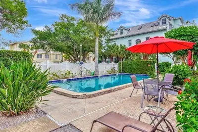 Image de Keylime Retreat | End-Unit Condo, Walk to Sk Beach & Village, Pool Access
