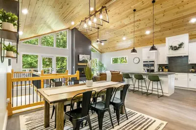 Image de 2025 Built, Family Friendly w/ Fire Pit + Game Room + 5 Tv's + Comfortable Beds