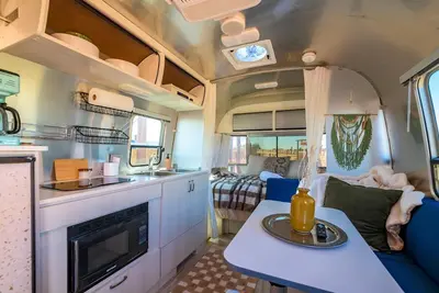 Image de Airstream w/ Private Hot Tub (Unit H) - 5 Person Airstream with Private Hot Tub