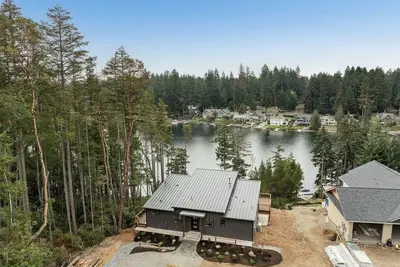 Image de Lakefront w/ dock  4-bedtoom modern  house on delightful Anderson Island
