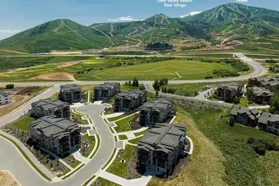 Image de Stylish Top-Floor Retreat Lake Views Minutes to Ski!