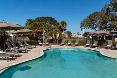 Image de Waterfront w/ Heated Pool & Free Pkg