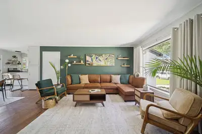 Image de Earth & Echo-Nature-Inspired -  Themed Bedrooms + Firepit + Walk to Brookside