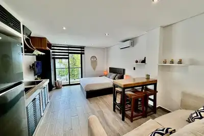 Image de New apartment steps from the sea and 5th Avenue!
