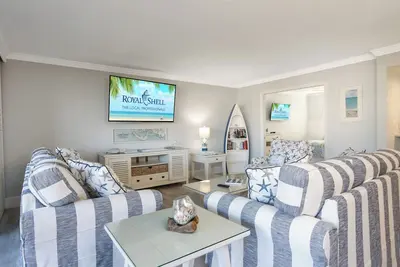 Image de Soak in stunning Gulf views from Sundial N301, a stylishly updated third-floor condo on Sanibel
