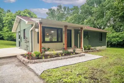 Image de Carters Creek Cottage just minutes away from Franklin, Leipers Fork, South Hall.