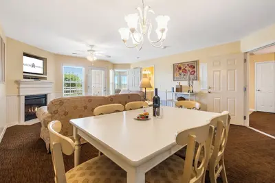 Image de Condo w Table Rock Lake Access-Free Attraction Tickets-Put Put Golf Onsite-Wooded Views