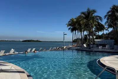 Image de 2/2 Waterfront Condo in Gated Community – Resort Living in Miami’s Nirvana