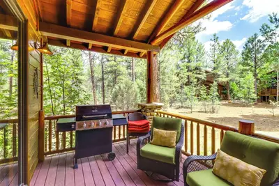 Image de 4 Miles to Lake: Retreat w/ 2 Decks!