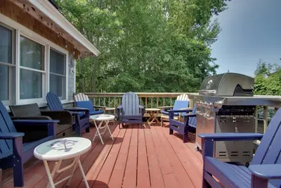 Image de 1 Mi to Ferry Terminal: Oak Bluffs Family Retreat!