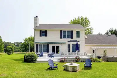 Image de Waterfront Home w/ Hot Tub in Bozman Village!