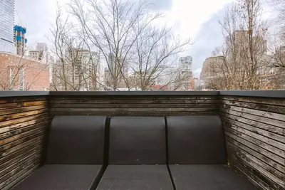 Image de Urban Elegance Home in Yorkville|3bed3bths Parking