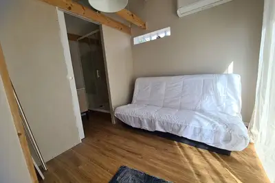 Image de Logement indépendant arboré avec terrasse et extérieur proche plage.