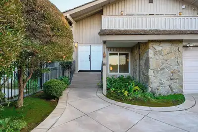 Image de Luxury Hilltop Designer House w Pool Great View