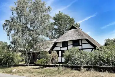 Image de Charming Fischerhuus am DarĂź: Your Family-Friendly Retreat by the Sea