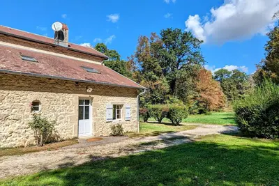 Image de Maison forestière paisible avec piscine et animaux admis