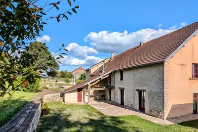 Image de Maison spacieuse près de Vesoul avec cheminée, idéale pour familles