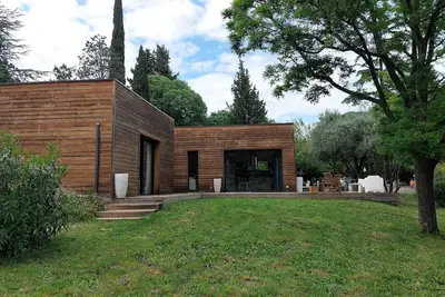 Image de Villa proche Avignon, piscine privée, sur grand terrain.