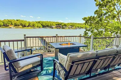 Image de Luxury Lakefront 5Bed/4Bath/Dock/Hot Tub/Kayaks/Firepit-Sleeps 13 Great Quiet Cove