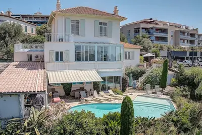Image de Five Bedrooms, Pool, separate Flat at Garden level. Accessible via Chair Lift.
