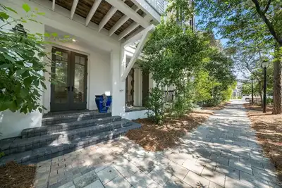 Image de \"Rosemary Our Way\" Luxury Vacation Rental located in Idyllic Rosemary Beach Neighborhood