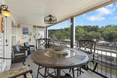Image de LaTiBe Retreat – Lakefront Condo for 4 w/ Balcony & Pool Access