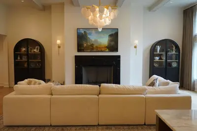 Image de Luxury 5-bedroom house in charming Royal Oak with hot tub and steam sauna