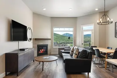 Image de Modern Mountain Luxury | Top-Floor Condo at Black Rock Resort